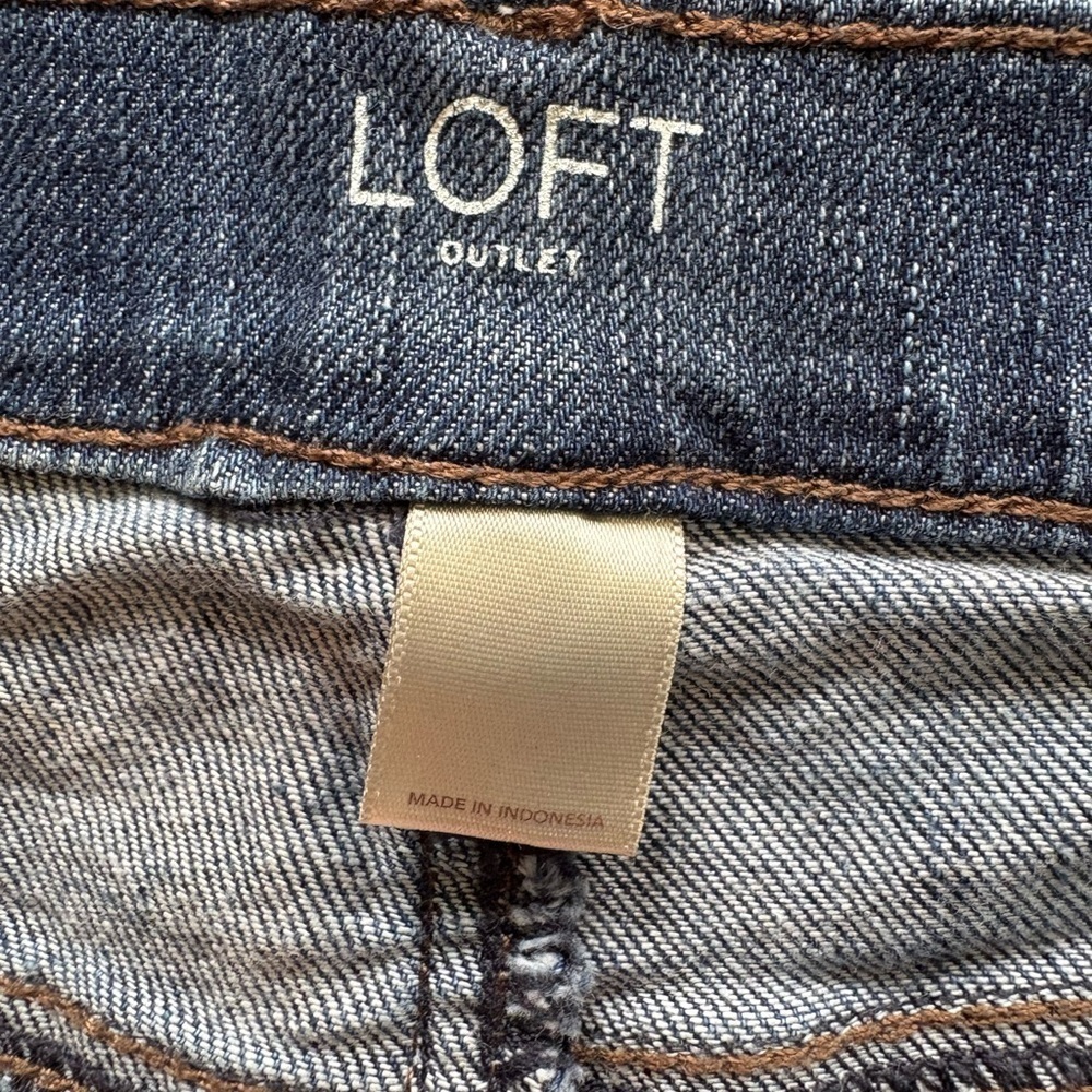 Loft woman’s denim roll shorts size 4 medium wash Jean cut off pre-loved - Picture 6 of 9